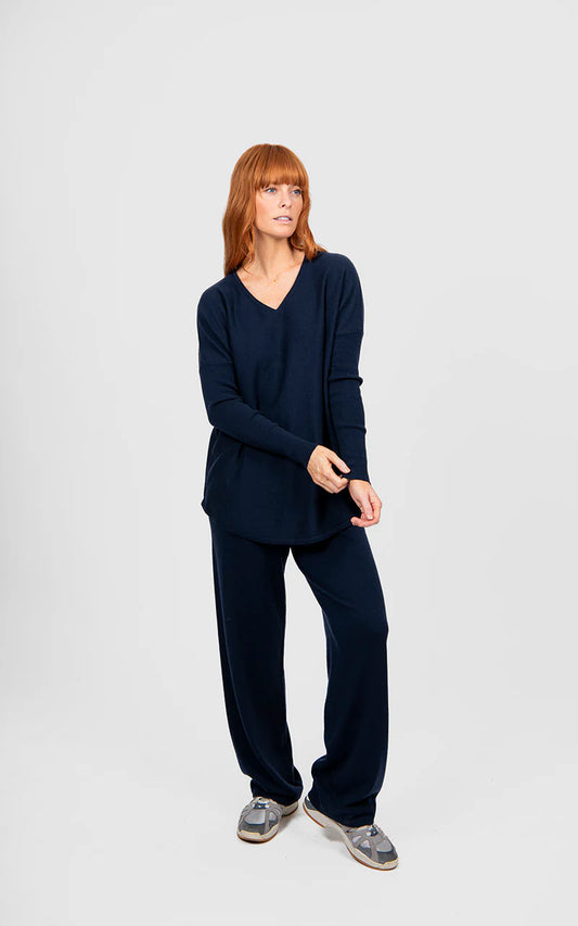 Queen V-Neck Curve Hem Pullover | Ink