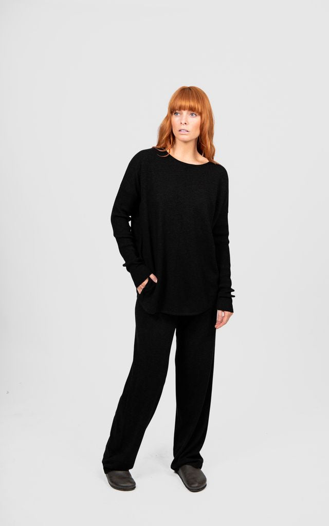 Queen Crew Neck Curve Hem Pullover | Black